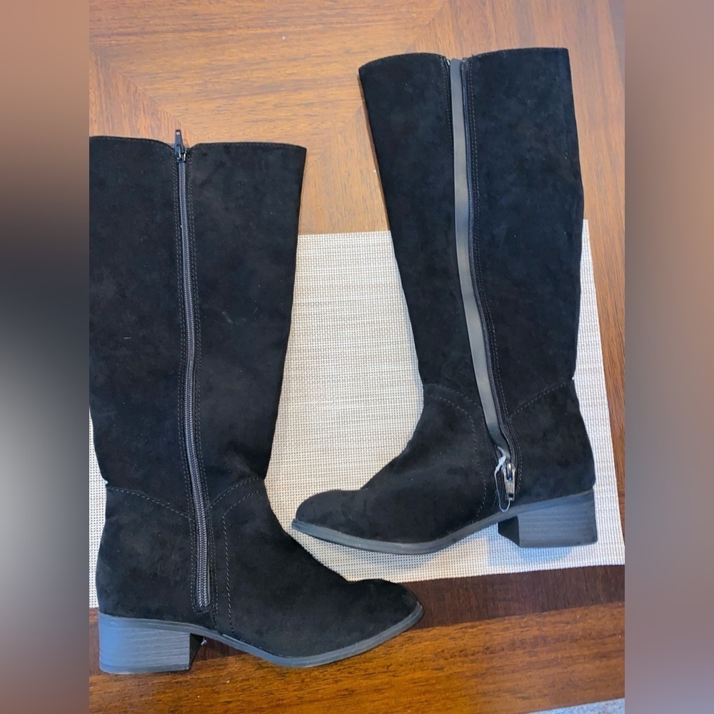 Woman’s size 6 black riding boots